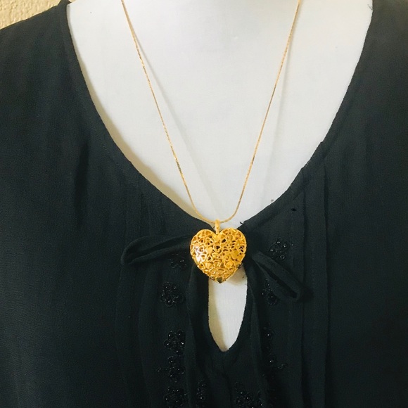 New Gold Tone Heart Necklace - Picture 4 of 5